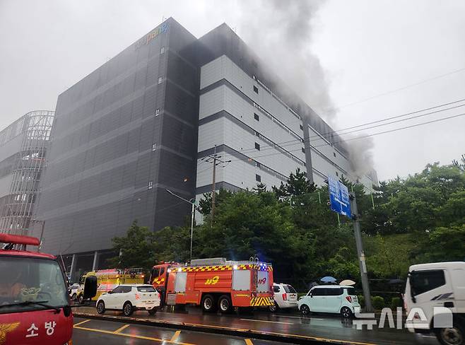 [인천=뉴시스] 18일 오전 인천 서해구 석남동 쿠팡32물류센터 6층에서 화재가 발생했다. (사진=인천소방본부 제공) 2026.07.18. photo@newsis.com