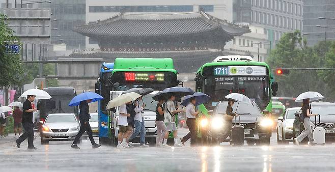 서울 중구 세종대로에서 우산을 쓴 시민들이 발걸음을 재촉하고 있다. 뉴시스
