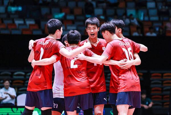 파키스탄에도 무너진 한국 남자 유소년 배구, 이제는 기초부터 다시 세워야 한다...사진은 2026 U18 아시아남자배구선수권대회 7~8위전 파키스탄과의 경기에서 한국 남자선수들 모습.(자료출처=AVC)