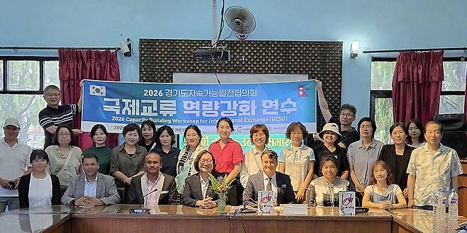 ▲ 경기지속협 국제교류협력위원회 연수단(단장 김용국)은 지난 17일 네팔 카트만두에 있는 최고 명문 국립 트리부반대학교(Tribhuvan University)와 비쇼바샤 캠퍼스(Bishwo Bhasa Campus)를 잇달아 공식 방문해 간담회를 가졌다. /최남춘 기자 baikal@incheonilbo.com