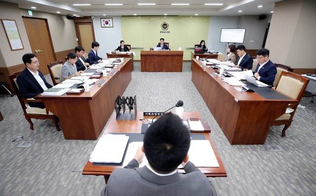 ▲ 기획경제위가 16일 열린 제370회 임시회 제2차 회의에서 기획조정실 소관 조례안과 '입법평가 결과 반영 등을 위한 기획경제위원회 소관 조례 일괄정비 조례안' 등 4건의 조례안을 심사하고 있다-충남도의회 제공