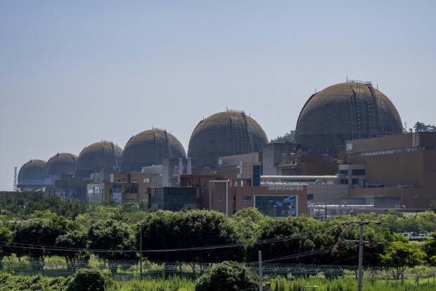 호남권 반도체 클러스터의 6.3GW 규모 대용량 전력 수요를 뒷받침할 발전원 확보가 과제로 떠오른 가운데 연내 확정될 제12차 전력수급기본계획의 신규 원전 건설 여부가 호남권 발전원 배분의 향방을 좌우할 전망이다. 전남광주시 영광군에 위치한 한빛원전 전경. /김진수 기자 jeans@kwangju.co.kr