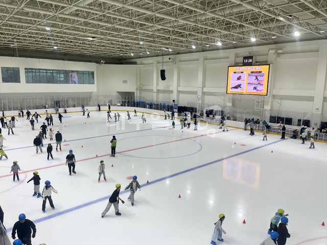 관중석에서 바라본 대구제2빙상장 아이스링크에는 남녀노소가 모여 더위를 피해 스케이트를 즐기고 있었다. 김정원 기자