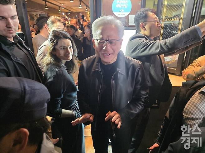 젠슨 황 엔비디아 CEO가 30일 오후 서울 강남구 한 치킨집에서 이재용 삼성전자 회장과 정의선 현대차그룹 회장과 함께 '치맥'(치킨+맥주) 회동을 연 가운데 입장전 치맥을 선택한 배경을 설명하고 있다. / 김근현 기자 khkim@sporbiz.co.kr 2025.10. 30.
