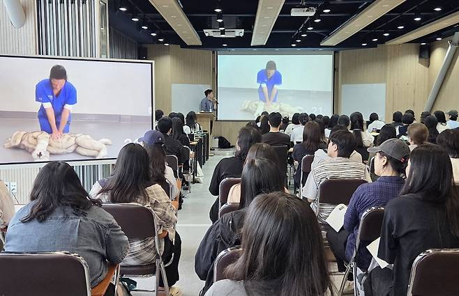 장범수 로얄동물메디컬센터 강동 수의사가 2026 동물보건사 연수교육에서 '응급 중증 대응과 심폐소생술(CPCR)'을 주제로 강의하고 있다. ⓒ 뉴스1