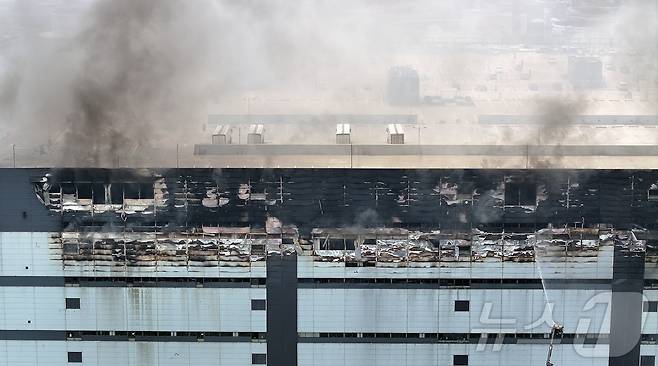 19일 오후 인천 서해구 석남동 쿠팡32물류센터에서 화재가 발생해 소방당국이 진압을 하고 있다. 한편 소방당국은 이날 오후 11시를 초진 목표 시점으로 제시했다. 건물 전체의 붕괴 가능성은 크지 않은 것으로 판단됐지만 내부 가연물과 바람, 복잡한 건물 구조 등 변수가 많아 실제 진화 시점은 더 늦어질 수 있다. 2026.7.19 ⓒ 뉴스1 김진환 기자