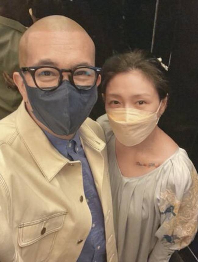 Dee Hsu has personally clarified her position and expressed anger regarding malicious rumors that she is neglecting the children of her late sister, Barbie Hsu, stating that the claims are untrue. Dee Hsu explained that there was never any proposal for joint custody, and that she decided whether or not to attend the statue unveiling ceremony out of respect for her nieces wishes.Recently, some Chinese media outlets raised suspicions that Dee Hsu is neglecting the children by refusing to become a co-guardian of the late Barbie Hsus children. In response, Dee Hsu explained that under current law, discussions regarding joint custody are impossible while the father retains parental rights.Dee Hsu expressed that her entire family deeply loves her two nieces and nephews and is suffering emotional distress due to reports that are contrary to the facts. She stated that she had remained silent to prevent the incident from being exaggerated, but decided to personally clarify the situation because false information targeting her family persisted. Meanwhile, Koo Jun Yup is continuing his efforts to protect the rights of his children through legal proceedings regarding inheritance, while mourning the passing of his late wife, Barbie Hsu, who died of acute pneumonia in February 2025.