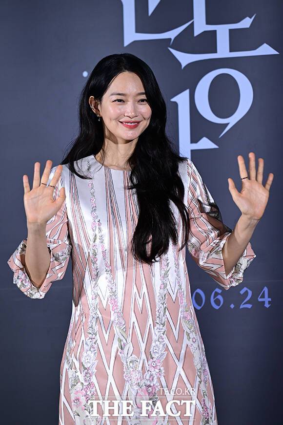 배우 신민아가 주연을 맡은 영화 '눈동자'가 신작 공세에도 꾸준히 관객을 불러 모았고, 개싸라기 흥행에 힘입어 누적 관객 수 130만 명을 돌파하며 예상 밖의 흥행세를 보여주고 있다. 사진은 지난 5월 오전 서울 용산구 CGV 용산아이파크몰에서 열린 영화 '눈동자' 제작발표회에 참석해 포즈를 취하고 있는 모습. /남윤호 기자