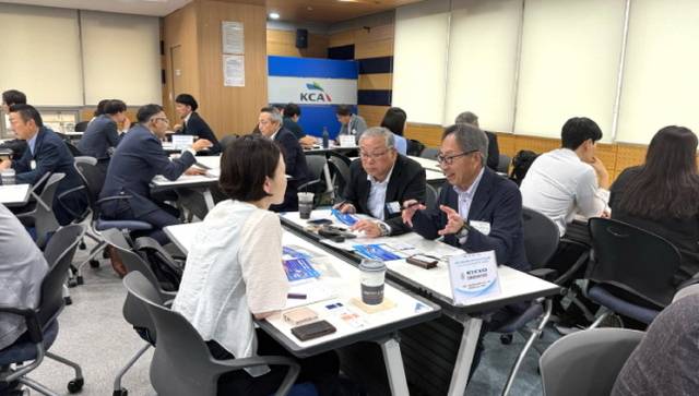 KOSA와 JIET가 지난 16일 서울 송파구 IT벤처타워에서 공동 개최한 한-일 AI·SW 기업 교류회에 참가한 양국 기업 관계자들이 대화를 나누고 있다. KOSA 제공