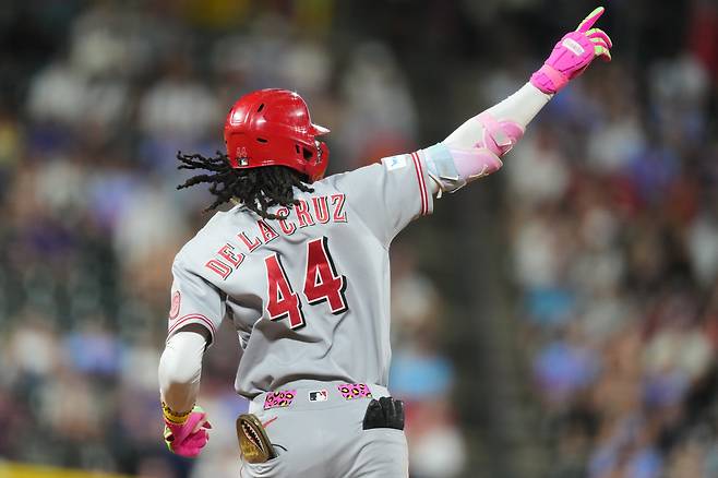 <yonhap photo-2830=""> Cincinnati Reds' Elly de la Cruz gestures to the bullpen as he circles the bases after hitting a solo home run off Colorado Rockies relief pitcher Jeff Criswell in the ninth inning of a baseball game Friday, July 17, 2026, in Denver. (AP Photo/David Zalubowski)/2026-07-18 12:31:25/ <저작권자 ⓒ 1980~2026 ㈜연합뉴스. 무단 전재 재배포 금지, AI 학습 및 활용 금지></yonhap>