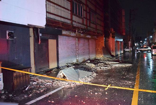 지난달 27일(현지시간) 일본 야마나시현 고후시에서 지진으로 외벽이 무너진 건물의 모습. AFP=연합뉴스