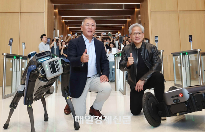 젠슨 황 엔비디아 최고경영자(CEO)와 정의선 현대차그룹 회장이 지난 6월 서울 서초구 현대자동차그룹 양재사옥에서 보스턴다이내믹스의 4족 보행로봇 스팟(Spot)과 현대자동차그룹의 자율주행 모빌리티 로봇 모베드(MobED)와 함께 기념촬영을 하고 있다. [이승환 기자]
