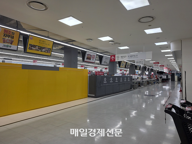 18일 방문한 서울 관악구 홈플러스 남현점 매장 입구에는 ‘홈플러스 마트는 임시 휴업합니다’라고 써있는 종이가 붙어 있고 매대는 텅 비어 있었다. [박윤예 기자]
