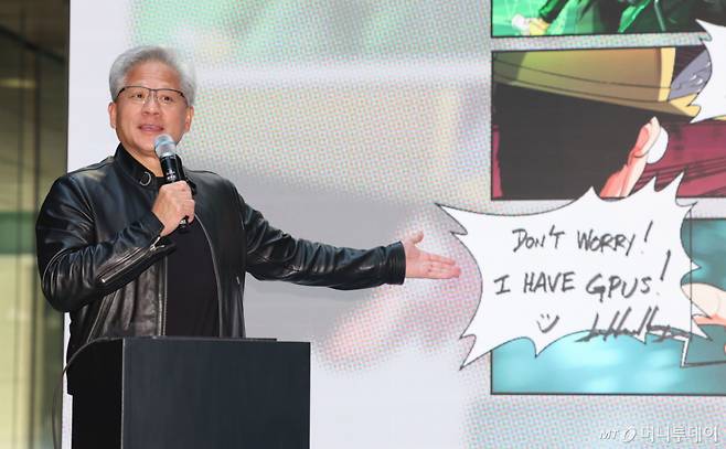 [성남=뉴시스] 권창회 기자 = 젠슨황 엔비디아 CEO가 8일 경기 성남 네이버1784 사옥을 방문해 웹툰에 자막을 넣은 뒤 설명하고 있다. 2026.06.08. /사진=권창회