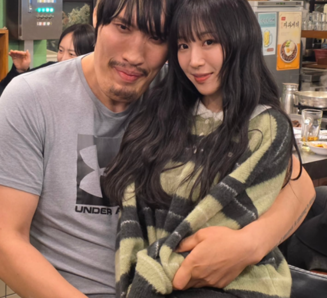 앞서 최홍만은 자신의 시그니처 포즈이자 체격 차이를 활용한 ‘공주님 안기’ 자세로 쯔양을 한 팔로 안아 든 사진을 올렸다가 일부 누리꾼들로부터 스킨십이 다소 과하다는 입방아에 올랐다./최홍만 소셜미디어