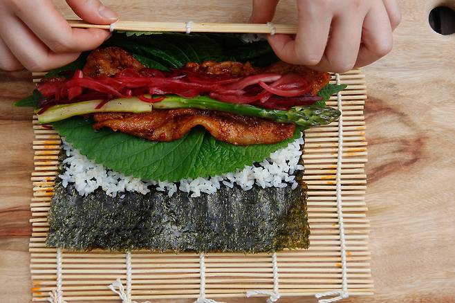기존 김밥의 햄이나 불고기 대신 제육볶음을 넣기만 하면 색다른 맛을 즐길 수 있어 도시락이나 나들이 메뉴로도 제격이다. 클립아트코리아 제공