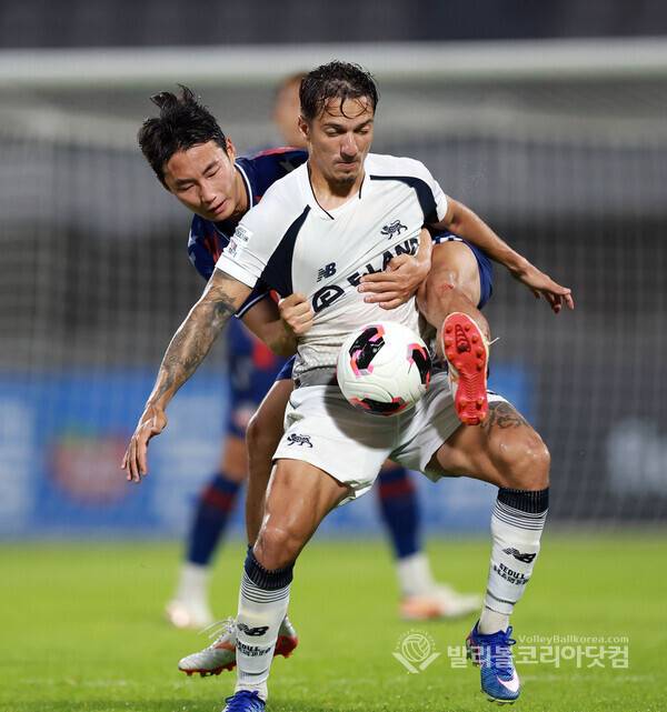 수원FC 이지솔, 공격수 저지하는 볼 다툼.2026.7.18.