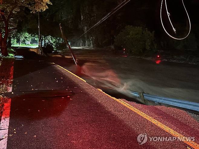 폭우로 유실된 의성군 도로 (의성=연합뉴스) 지난 18일 쏟아진 호우로 경북 의성군 단촌면 구계리로 진입하는 도로가 유실됐다. 2026.7.19 [경북 의성군 제공, 재판매 및 DB 금지] sunhyung@yna.co.kr