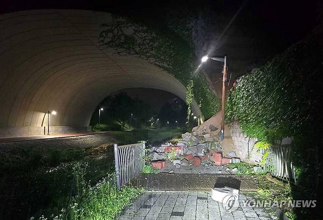벽돌 무너져 내린 원주 반곡동 굴다리…양방향 통행 차단 (원주=연합뉴스) 18일 밤과 19일 새벽 사이 강원 남부 내륙에 많은 비가 내린 가운데 이날 오전 0시 29분께 강원 원주시 반곡동의 한 굴다리 옆 벽돌이 무너져 경찰과 소방이 양방향 통행을 차단했다. 2026.7.19 [원주소방서 제공.재판매 및 DB 금지] jlee@yna.co.kr