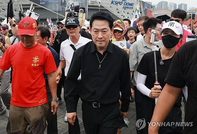 올림픽공원 찾은 장동혁 대표 (서울=연합뉴스) 한종찬 기자 = 6·3지방선거 투표용지 부족 사태로 촉발된 잠실 개표소 봉쇄 시위가 이어진 17일 국민의힘 장동혁 대표가 서울 송파구 올림픽공원 핸드볼경기장 앞에서 이동하고 있다. 2026.7.17 saba@yna.co.kr