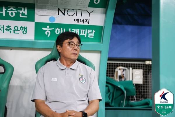 황선홍 대전하나시티즌 감독이 지난 18일 대전월드컵경기장에서 열린 '하나은행 K리그1 2026' 18라운드 울산 HD FC와 경기에서 그라운드를 바라보고 있다. 한국프로축구연맹 제공