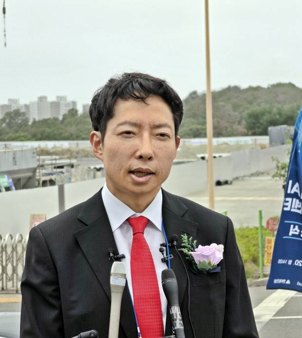 조용완 네오AI클라우드 대표가 20일 포항시 남구 오천읍 광명일반산업단지에서 열린 글로벌 Ai 데이터센터 1단계 사업 착공식에서 사업 계획 등에 대해 설명하고 있다. 이기암 기자