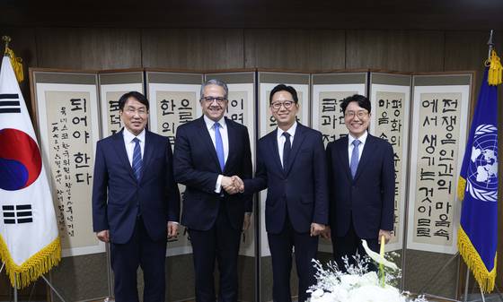 LG AI연구원과 유네스코가 20일 서울 명동에 위치한 유네스코 한국위원회에서 AI 윤리 MOOC 프로젝트 글로벌 런칭 행사를 열었다. (왼쪽부터 홍현익 유네스코 한국위원회 사무총장, 칼레드 엘에나니 유네스코 사무총장, 배경훈 부총리 겸 과학기술정보통신부 장관, 임우형 LG AI연구원 공동 연구원장)