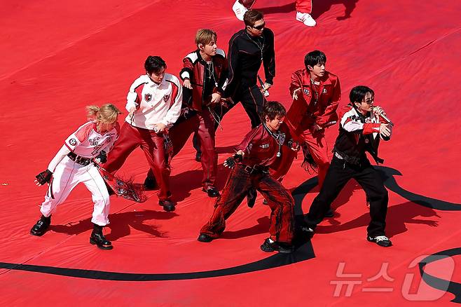 월드컵 결승전 하프타임쇼에 오른 방탄소년단 ⓒ AFP=뉴스1