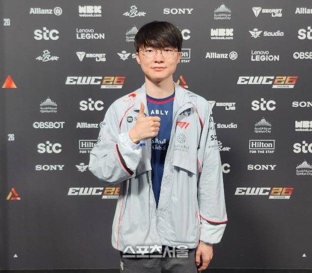 ‘페이커’ 이상혁이 16일 프랑스 파리 포르트 드 베르사유 전시장에서 열린 2026 EWC 조별리그에서 8강에 진출한 후 인터뷰를 하고 있다. 파리=김민규 기자 kmg@sportsseoul.com