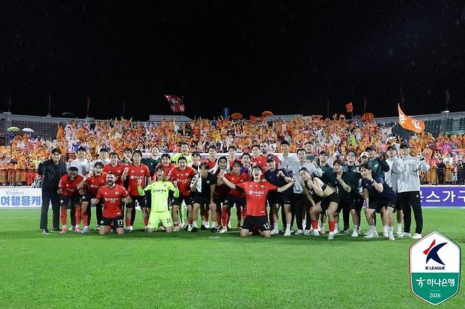 김천전 승리후 기념 사진을 찍은 강원 선수단. 제공 | 한국프로축구연맹