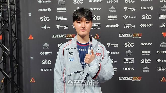T1 ‘페이즈’ 김수환이 15일(한국시간) 프랑스 파리 포르트 드 베르사유 전시장에서 열린 2026 e스포츠 월드컵(EWC) 리그 오브 레전드(LoL) 종목 조별리그 첫 경기 승리 후 인터뷰를 하고 포즈를 취하고 있다. 파리 | 김민규 기자 kmg@sportsseoul.com