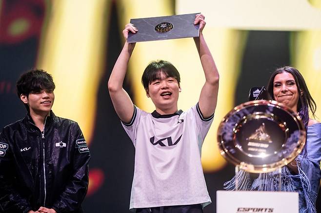 디플러스 기아 ‘스매쉬’ 신금재가 2026 EWC 결승 MVP를 차지했다. 사진 | EWC