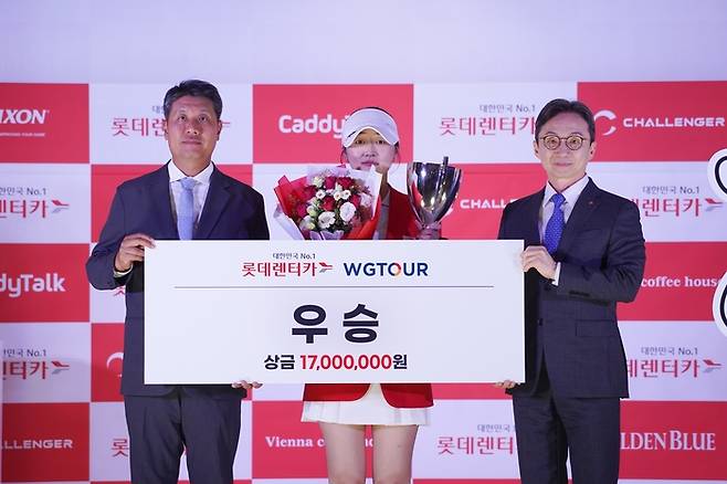 이진경(가운데)이 19일 골프존 조이마루 챔피언스홀에서 열린 2025 롯데렌터카 WGTOUR 5차대회에서 우승을 차지한 뒤 골프존 박강수 대표(왼쪽) 롯데렌탈 조근행 상무와 기념촬영하고 있다. 사진 | 골프존