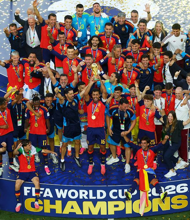 Soccer Football - FIFA World Cup 2026 - Final - Spain v Argentina - New York/New Jersey Stadium, East Rutherford, New Jersey, U.S. - July 19, 2026 Spain's Rodri lifts the World Cup trophy alongside teammates as they celebrate winning the World Cup REUTERS/Mike Segar     TPX IMAGES OF THE DAY  <저작권자(c) 연합뉴스, 무단 전재-재배포, AI 학습 및 활용 금지>