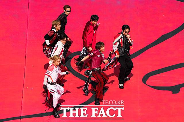 BTS graced the stage of the first-ever halftime show in the 96-year history of the 2026 FIFA World Cup in North America. This performance garnered significant attention from football fans worldwide, standing shoulder-to-shoulder with global pop stars such as Madonna, Justin Bieber, and Shakira.BTS took the stage with a dance crew of over 24 members to perform their global hit song, Dynamite. In particular, the members delivered a passionate performance by rewriting the lyrics to match the World Cup atmosphere.