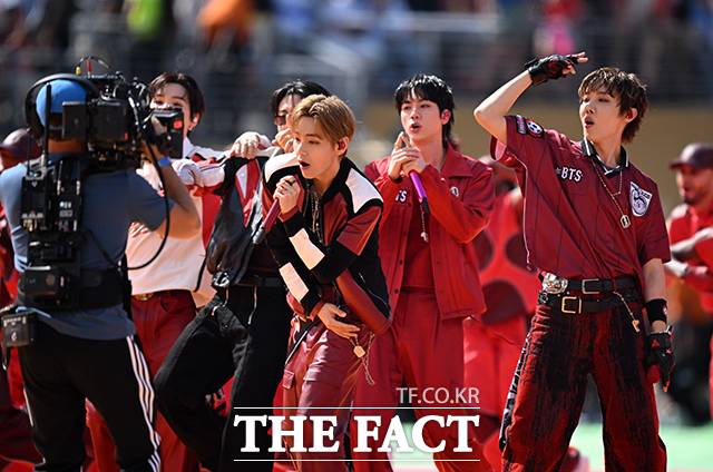 BTS graced the stage of the first-ever halftime show in the 96-year history of the 2026 FIFA World Cup in North America. This performance garnered significant attention from football fans worldwide, standing shoulder-to-shoulder with global pop stars such as Madonna, Justin Bieber, and Shakira.BTS took the stage with a dance crew of over 24 members to perform their global hit song, Dynamite. In particular, the members delivered a passionate performance by rewriting the lyrics to match the World Cup atmosphere.