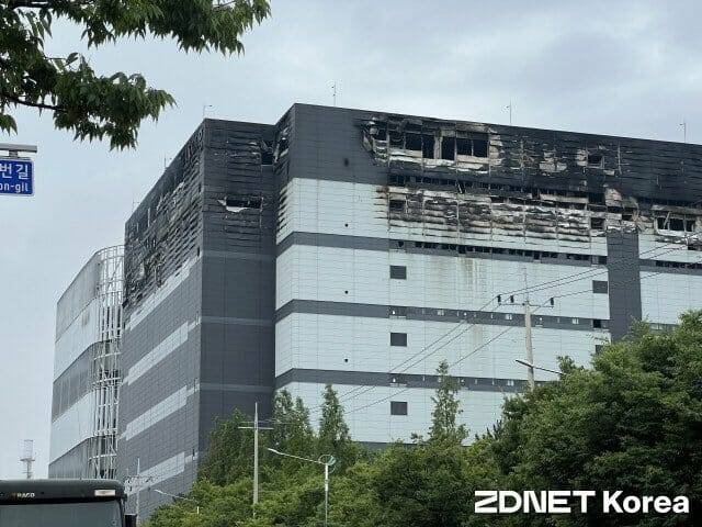 인천 서해구 석남동 쿠팡 물류센터. 20일 오후 1시 현재까지 아직 불길이 완전히 잡히지 않았다.(사진=지디넷코리아)