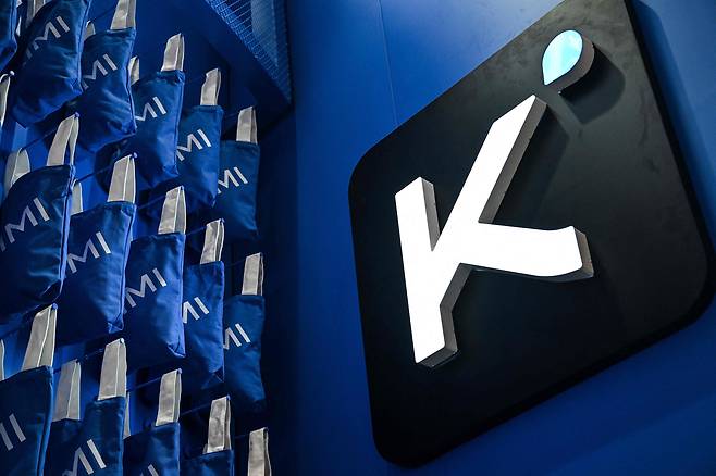 18일 중국 상하이 세계인공지능대회(WAIC)에서 문샷AI(Moonshot AI) 부스에 전시된 '키미(Kimi) K3' 모델 로고./AFP·연합뉴스 제공.