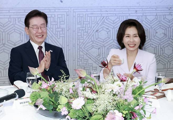 이재명 대통령과 김혜경 여사가 지난 19일 부산 벡스코에서 열린 제48차 유네스코 세계유산위원회 만찬에서 건배를 하며 미소짓고 있다. 뉴시스