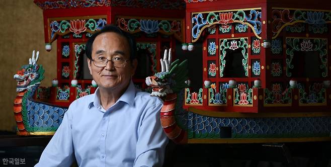 유재철 장례지도사가 지난 5월 20일 서울 은평구 대한민국장례문화원에서 본보와 인터뷰에 앞서 사진촬영을 위해 포즈를 취하고 있다. 하상윤 기자