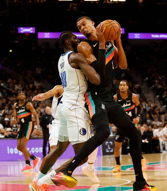 <yonhap photo-3536=""> SAN ANTONIO, TX -APRIL 10: Victor Wembanyama #1 of the San Antonio Spurs drives over Moussa Cisse #30 of the Dallas Mavericks in the second half at Frost Bank Center on April 10, 2026 in San Antonio, Texas. NOTE TO USER: User expressly acknowledges and agrees that, by downloading and or using this photograph, User is consenting to terms and conditions of the Getty Images License Agreement. Ronald Cortes/Getty Images/AFP (Photo by Ronald Cortes / GETTY IMAGES NORTH AMERICA / Getty Images via AFP)/2026-04-11 12:42:58/ <저작권자 ⓒ 1980~2026 ㈜연합뉴스. 무단 전재 재배포 금지, AI 학습 및 활용 금지></yonhap>