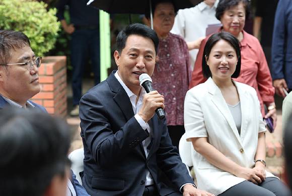 오세훈 서울시장이 16일 재건축을 앞둔 서울 영등포구 양평동 신동아아파트를 방문해 주민들과 간담회 하고 있다. [사진=연합뉴스]