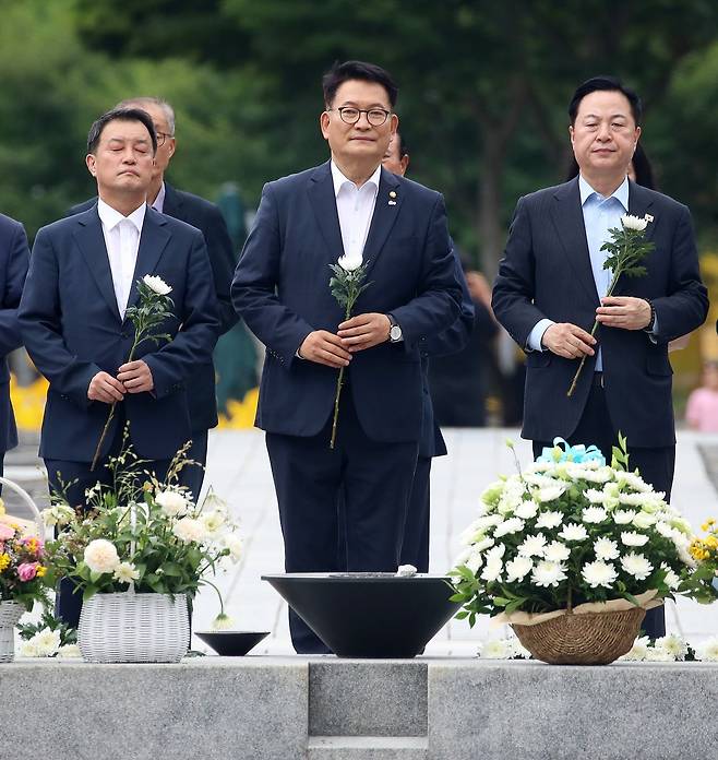 송영길 의원은 지난 19일 경남 김해 진영읍 봉하마을을 찾아 노무현 전 대통령 묘역을 참배했다. [뉴스1]