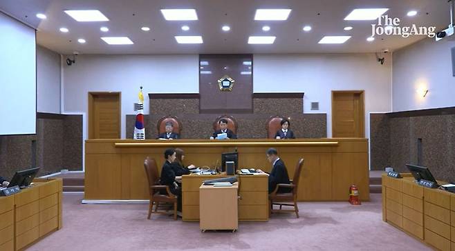 대법원이 지난 9일 고위공직자범죄수사처(공수처) 체포방해 등 혐의를 받는 윤석열 전 대통령에 대해 징역 7년을 확정했다. 중앙일보 유튜브 캡처