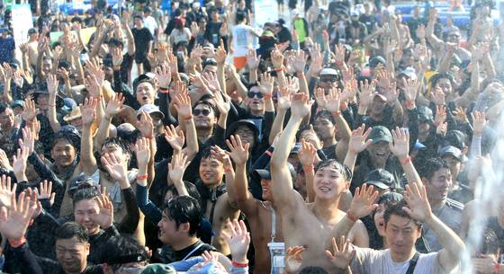 지난해 제28회 보령머드축제를 찾은 관광객들이 머드몹신을 즐기며 더위를 식히고 있다.(보령시 제공. 재판매 및 DB금지) 뉴스1