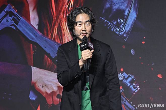 이권 감독이 20일 서울 영등포구 콘래드 서울 호텔에서 열린 디즈니+ 오리지널 시리즈 ‘킬러들의 쇼핑몰 시즌2’ 제작발표회에 참석해 인사하고 있다.