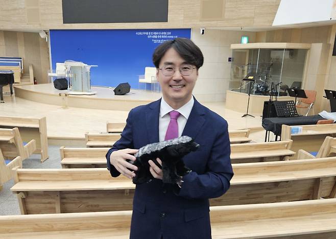 강진실 목사가 지난 8일 부산 가야동 성안교회 예배실에서 벌꿀오소리 인형을 손에 들고 활짝 웃고 있다.