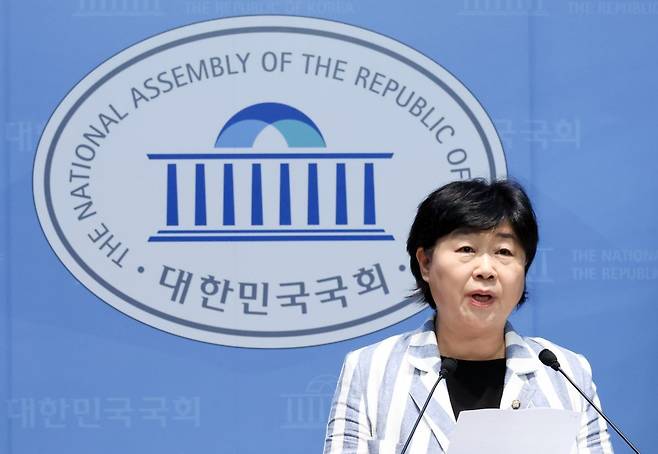 더불어민주당 소속 서영교 국회 법제사법위원장이 19일 서울 여의도 국회소통관에서 기자회견을 하고 있다. 뉴시스
