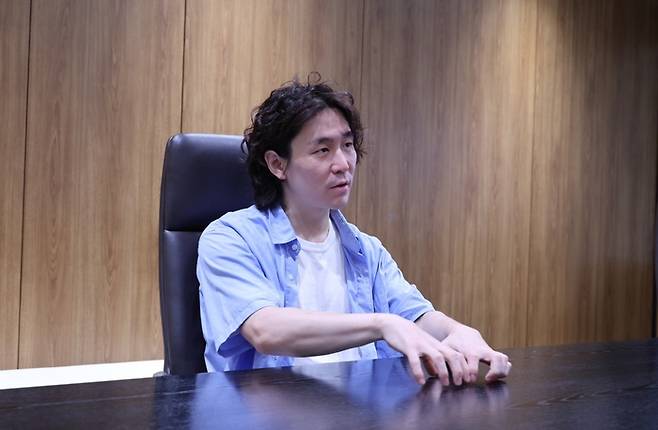 김윤형 메사추세츠공과대학(MIT) 전기전자공학·컴퓨터과학부(EECS) 교수가 최근 서울 강남구 코엑스 인근에서 매일경제신문과 만나 인터뷰하고 있다. [사진 = 네이버]