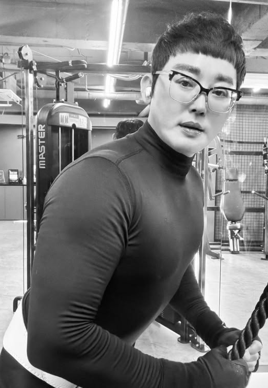 Fashion designer Hwang Jae-geun is drawing attention for posting an unconventional review of director Na Hong-jins new film, *Hope*, on his social media. Alongside the movies poster, Hwang shared his thoughts using unique metaphors, expressing the strong impression the film left on him.On the 16th, Hwang Jae-geun posted the Hope poster on his social media and listed a series of unfiltered expressions describing the films atmosphere. In particular, he quoted lines from the movie and could not hide his astonishment at the films intensity.Released on the 15th, the film Hope is set in Hopo Port in the Demilitarized Zone (DMZ) and depicts the bizarre events that unfold following reports of a tiger sighting. Directed by Na Hong-jin and featuring a star-studded cast including Hwang Jung-min, Jo In-sung, and Jung Ho-yeon, the film garnered significant attention even during production.The film is known as a blockbuster with a production budget of over 70 billion won—the largest in the history of Korean cinema. Amid a range of audience reactions following its release, Hwang Jae-geuns candid review is also drawing significant attention.